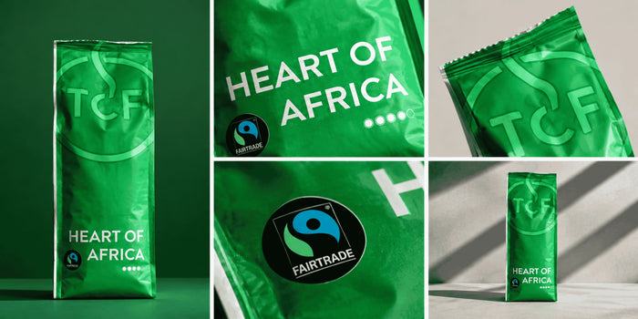 Collage van vijf foto's van de groene koffieverpakking Heart of Africa van The Coffee Factory, met het TCF-logo en het Fairtrade-keurmerk, gefotografeerd in zonlicht tegen een groene en een lichte achtergrond.