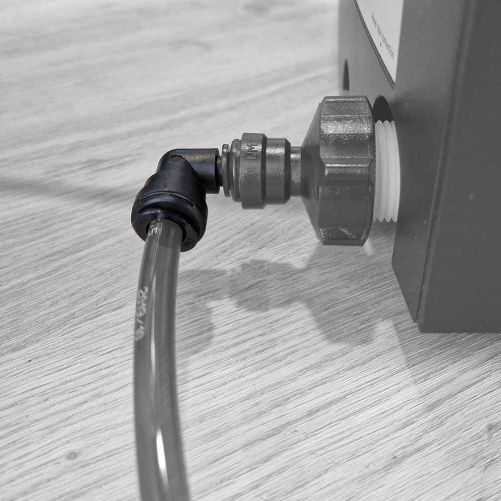 Push-fit koppeling L-vorm Ø 8 mm voor haakse wateraansluiting - toegepast - The Coffee Factory (TCF)